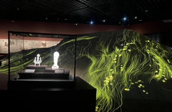 耗資9億的寧波彌勒數(shù)字博物館！年輕人在這里拜佛許愿?。。? />
</p>
<p>
	　　博物館，不止是博物館
</p>
<p>
	　　寧波彌勒博物館的爆火，不是一個孤立的獵奇現(xiàn)象，而是一聲清晰的號角。它告訴我們，年輕人從未遠離文化，他們只是用新的方式在擁抱它。
</p>
<p style=